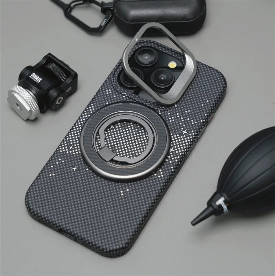 Carbon Look Telefoonhoes met Metalen Stand (Iphone 13/14 ook voor 15/16 beschikbaar)